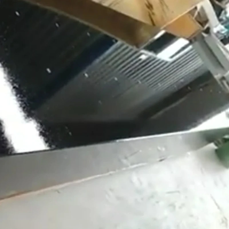 A 4 metrer yakareba uye 0.5 metres gobvu yakadonhedzwa kuisa girini granite chikuva chinotumirwa